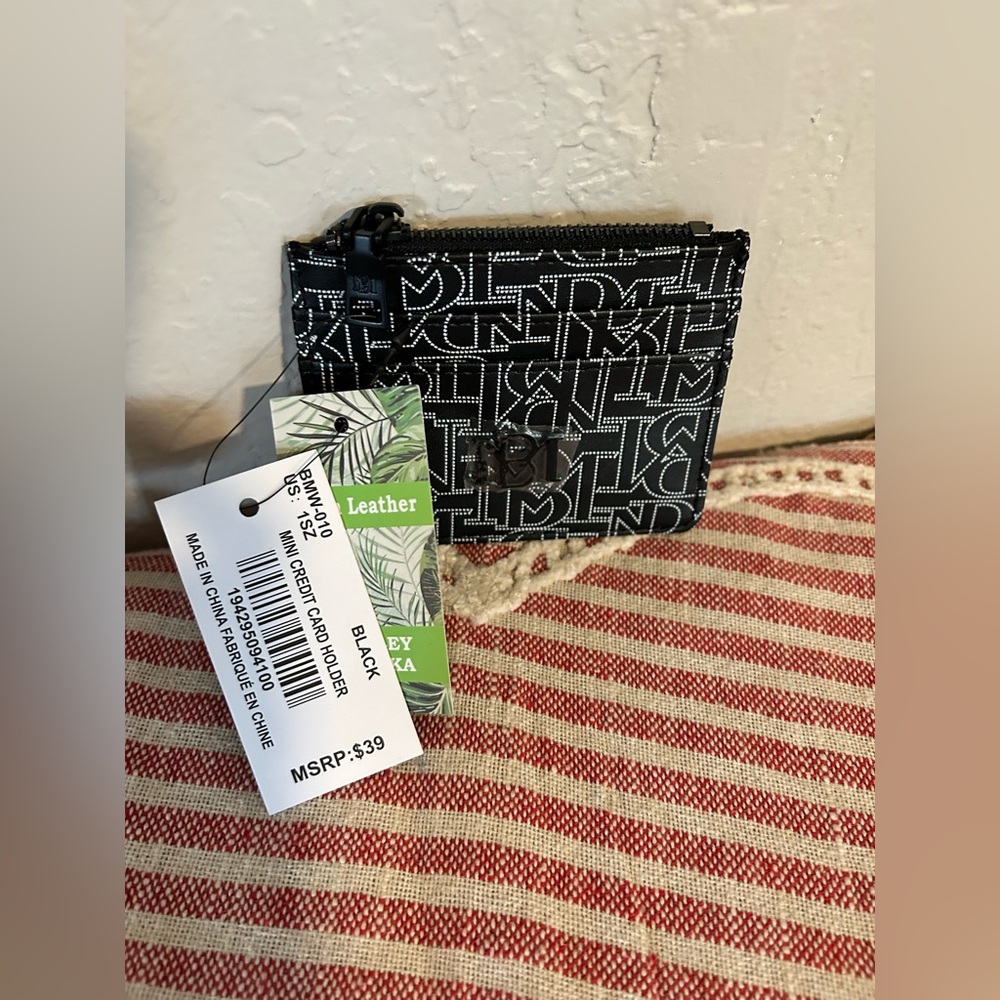 NWT $39 Badgley Mischka card holder